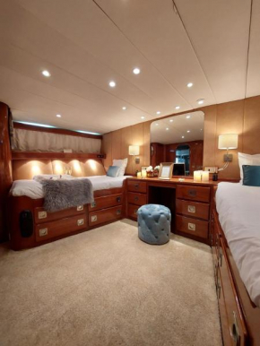BARCO CLASICO YATE OCEAN FALCON by ALBARARI Coruña De 1 a 6 personas en 3 camarotes en una localización exclusiva